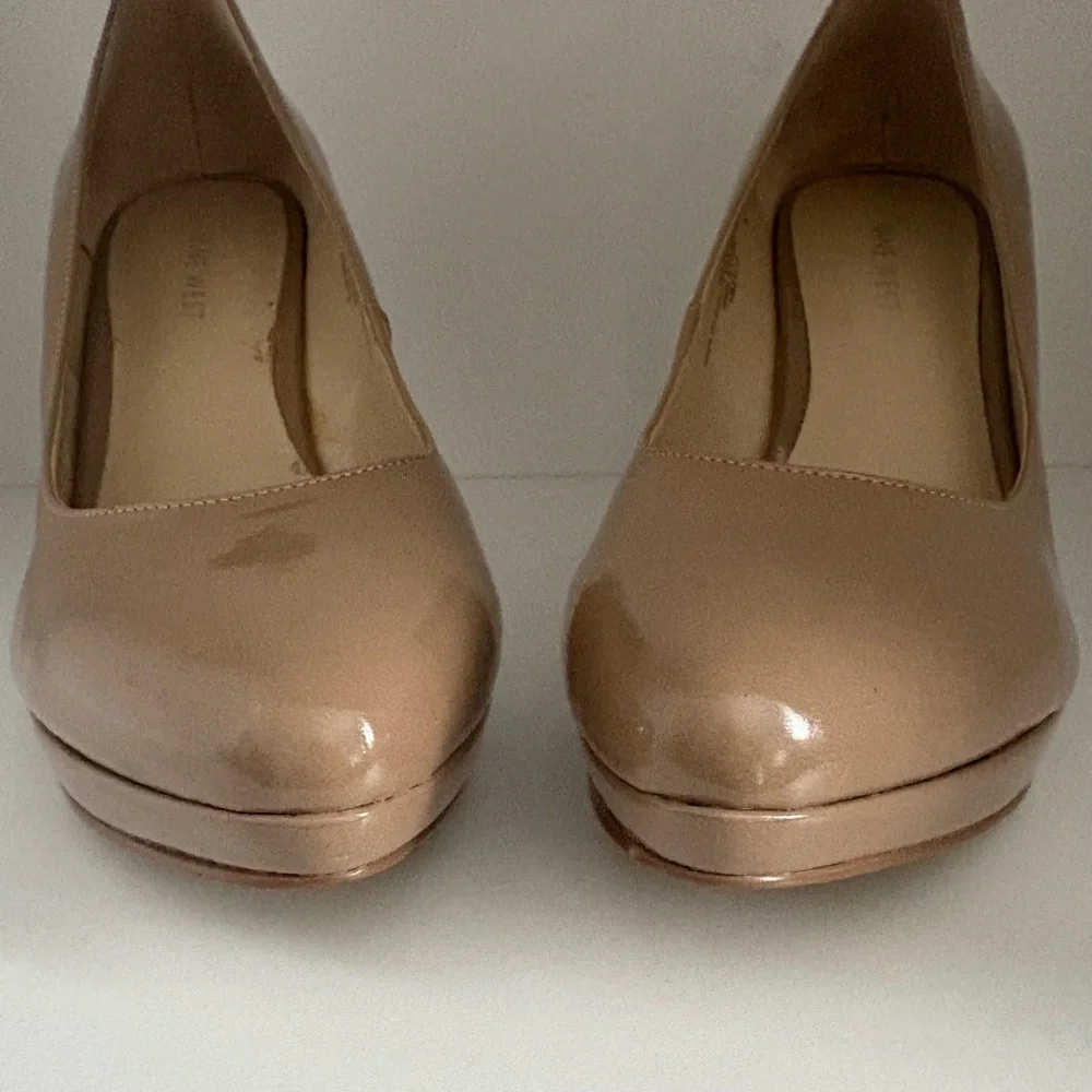 Nine West Women’s Beige Patent Leather Pumps Size 8 – Like New